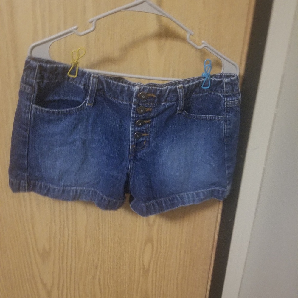 Lei button shorts